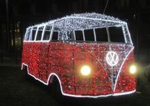 Brilla il Bulli a Parma: un Volkswagen T1 tutto a led augura Buon Natale