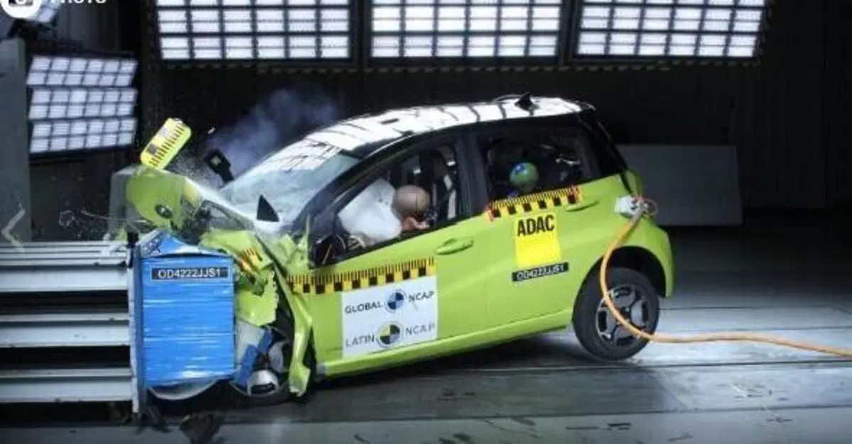 Il disastroso test della Jac E10X: l'elettrica si accartoccia [VIDEO] 