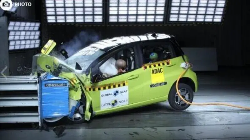 Il disastroso test della Jac E10X: l'elettrica si accartoccia [VIDEO] 