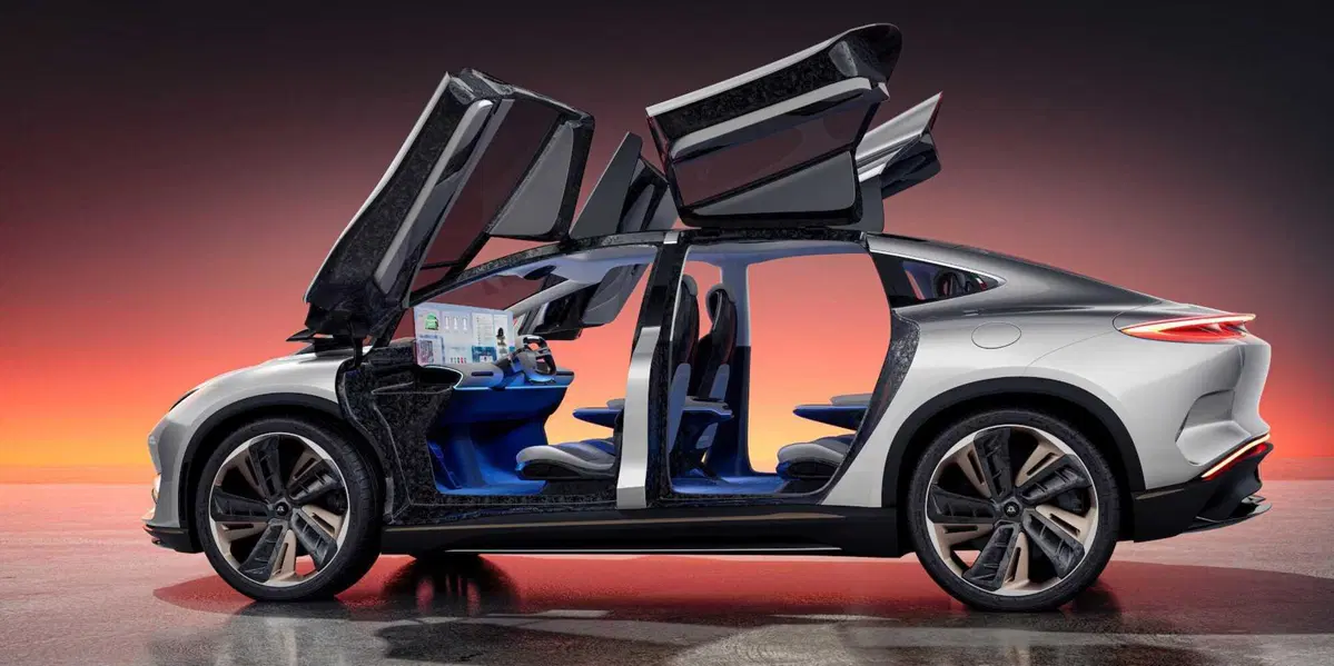 Aehra Suv: immagini degli interni e il display "infinito"  