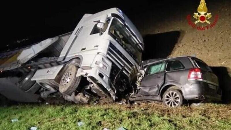 Incidente sulla Romea, le foto scioccanti del crash tra auto e camion 