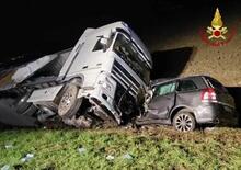 Incidente sulla Romea, le foto scioccanti del crash tra auto e camion 