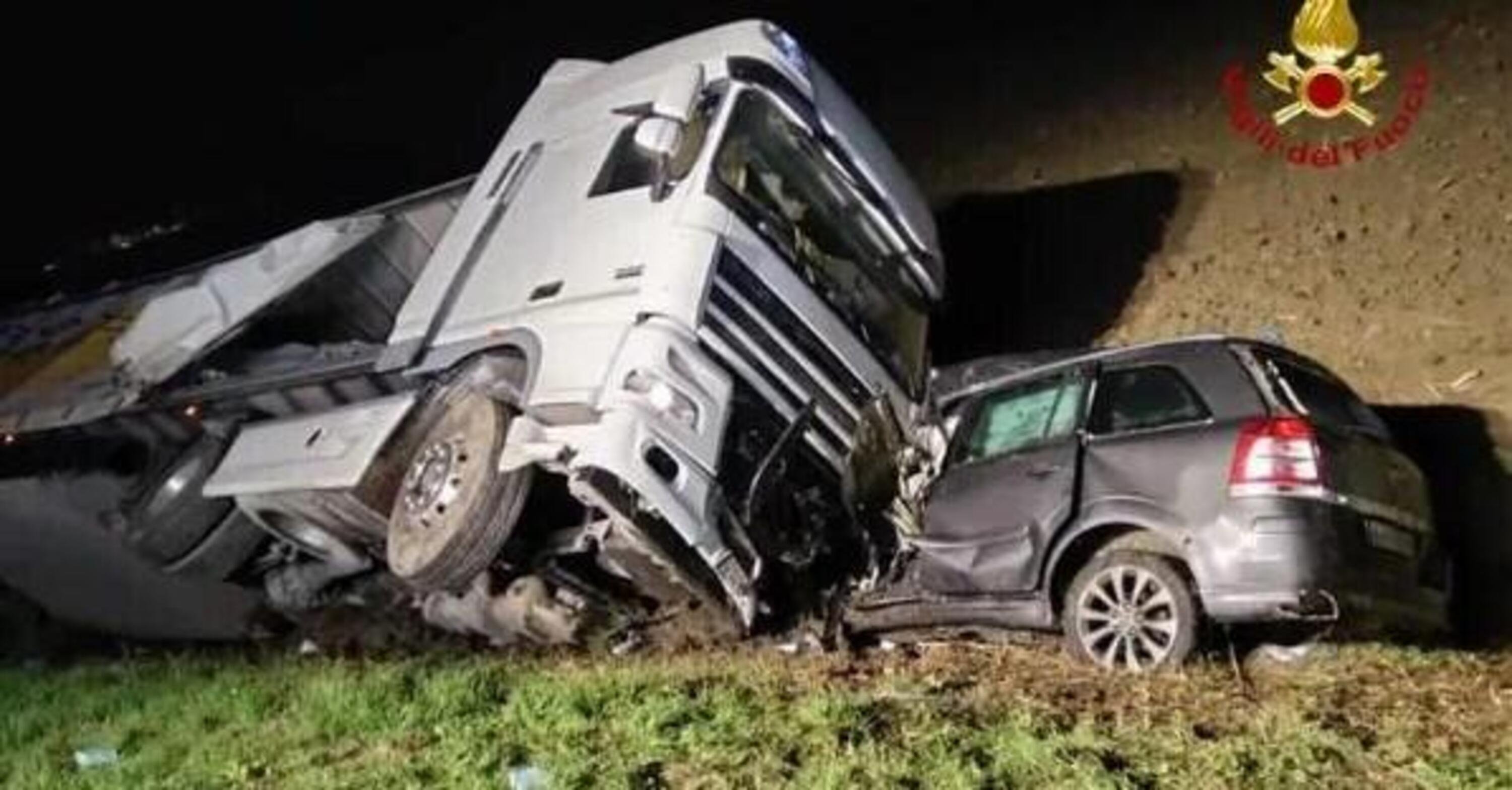 Incidente sulla Romea, le foto scioccanti del crash tra auto e camion 