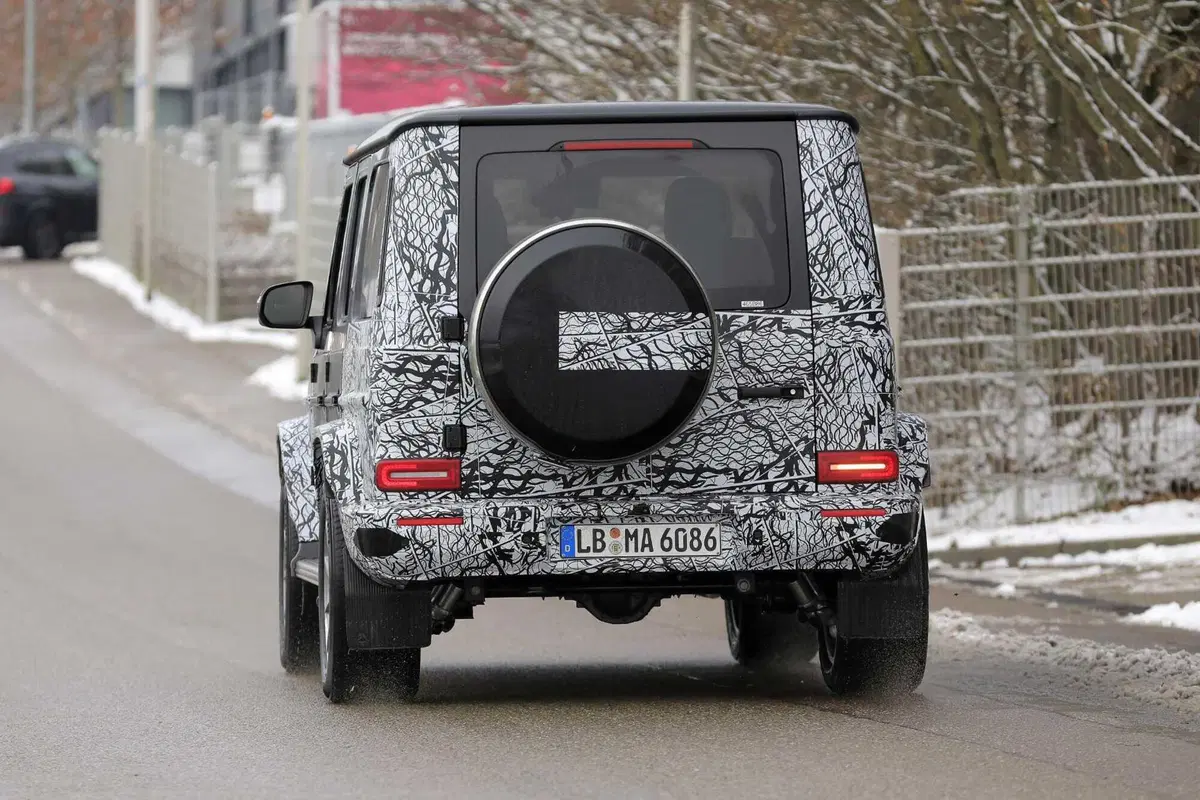 Nuova Mercedes Classe G, ecco le foto spia (13)