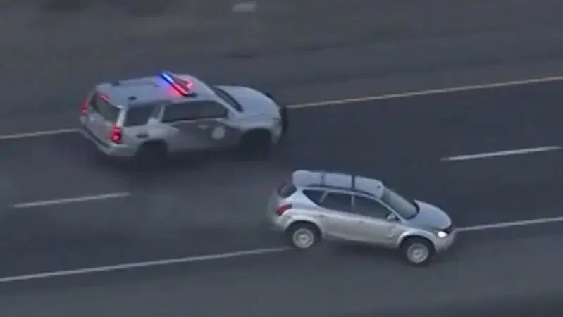 Ecco come la Polizia americana blocca un'auto in fuga: la tecnica di guida [VIDEO]