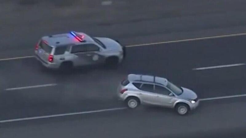 Ecco come la Polizia americana blocca un&#039;auto in fuga: la tecnica di guida [VIDEO]