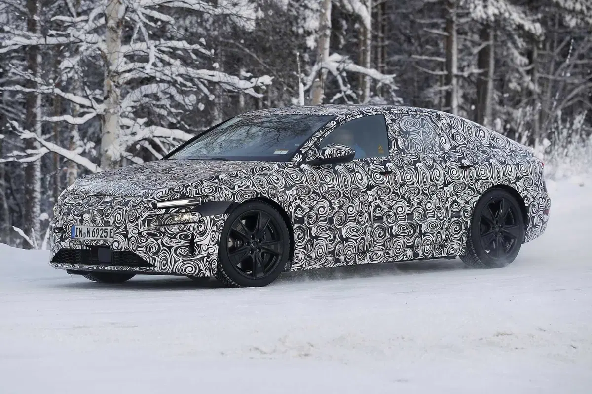 Nuova Audi A6 e-tron, ecco le foto spia  (4)