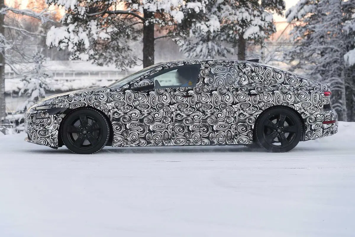 Nuova Audi A6 e-tron, ecco le foto spia  (7)