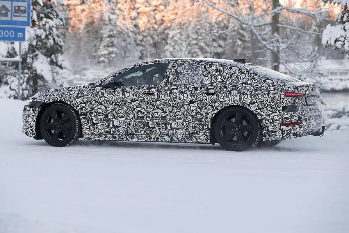 Nuova Audi A6 e-tron, ecco le foto spia  (8)