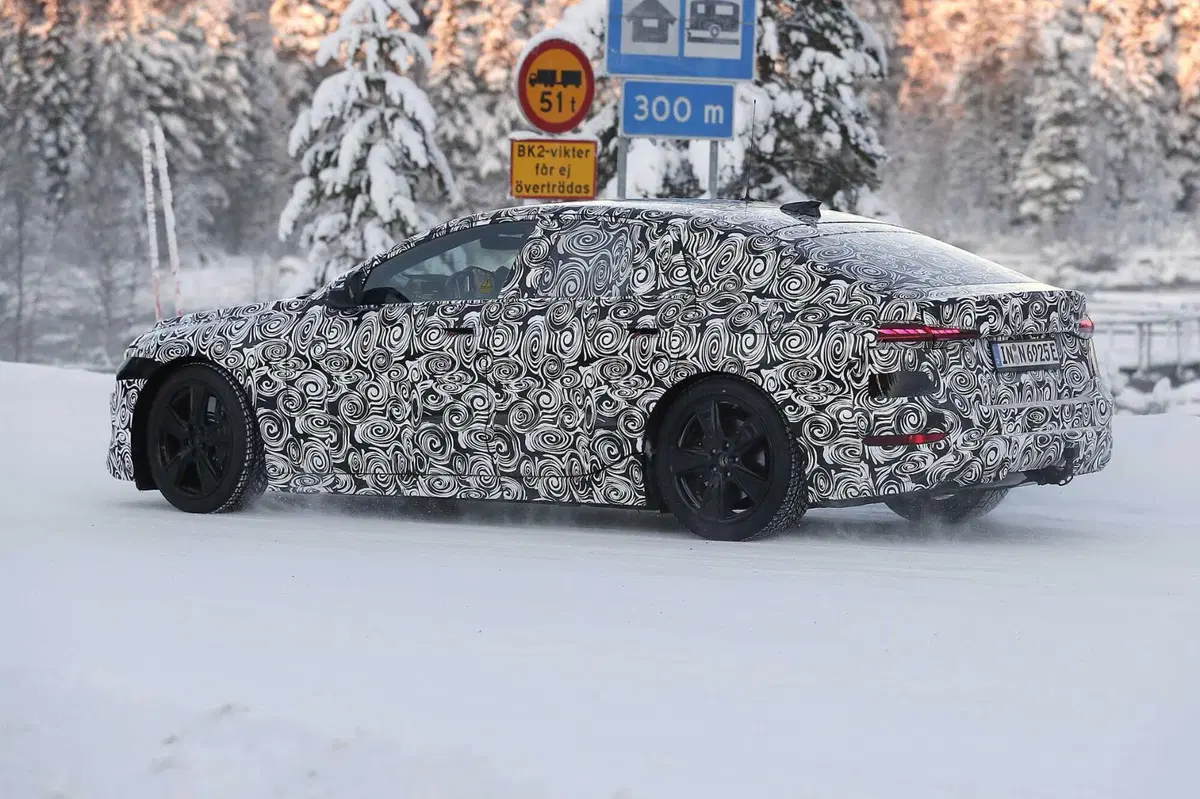 Nuova Audi A6 e-tron, ecco le foto spia  (9)
