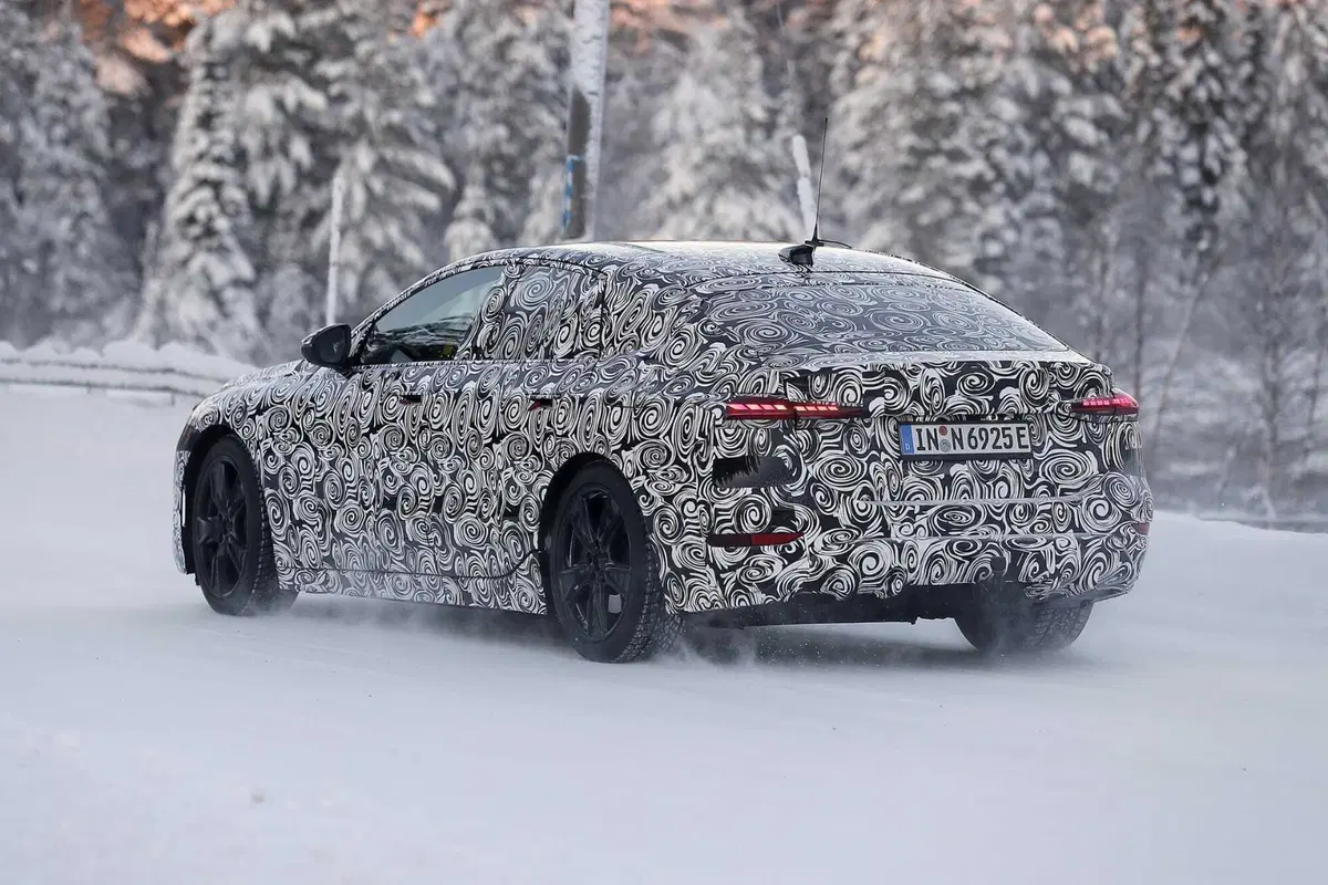Nuova Audi A6 e-tron, ecco le foto spia  (11)
