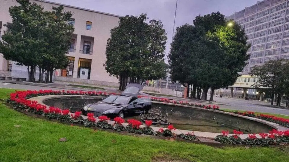 Roma, auto nella fontana all'Eur: arriva anche la supercar [VIDEO]