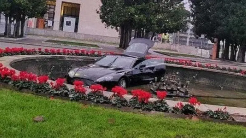 Roma, auto nella fontana all'Eur: arriva anche la supercar [VIDEO]