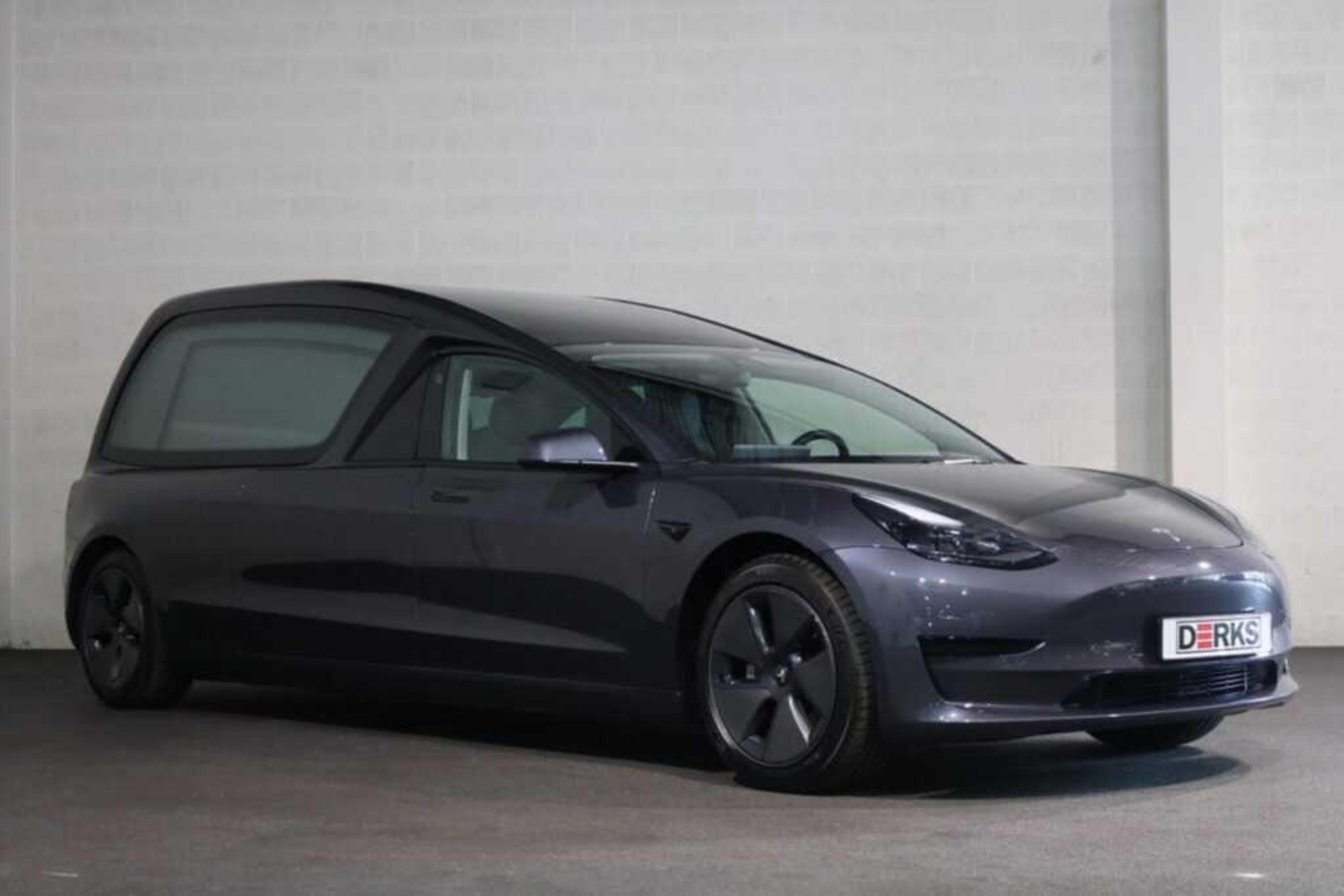 Ultimo viaggio in Tesla: la Model 3 modificata per i funerali