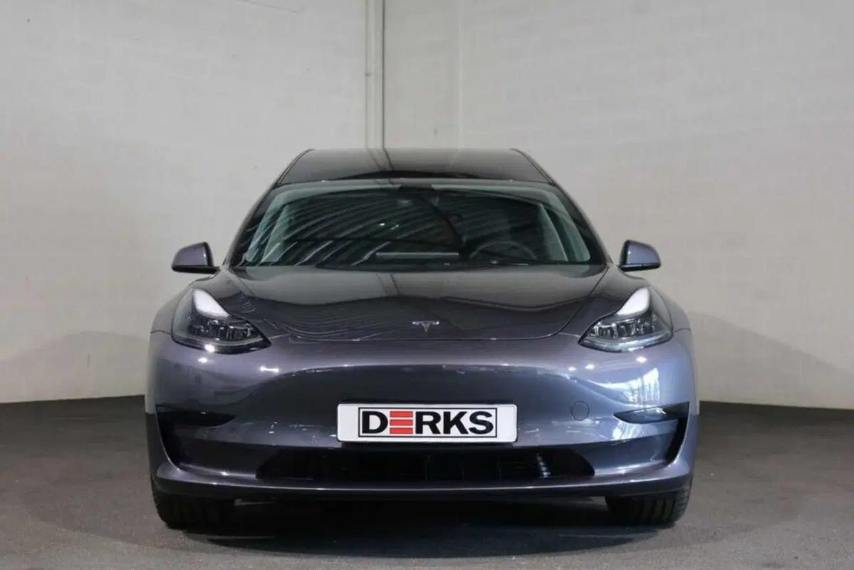 Ultimo viaggio in Tesla: la Model 3 modificata per i funerali (2)