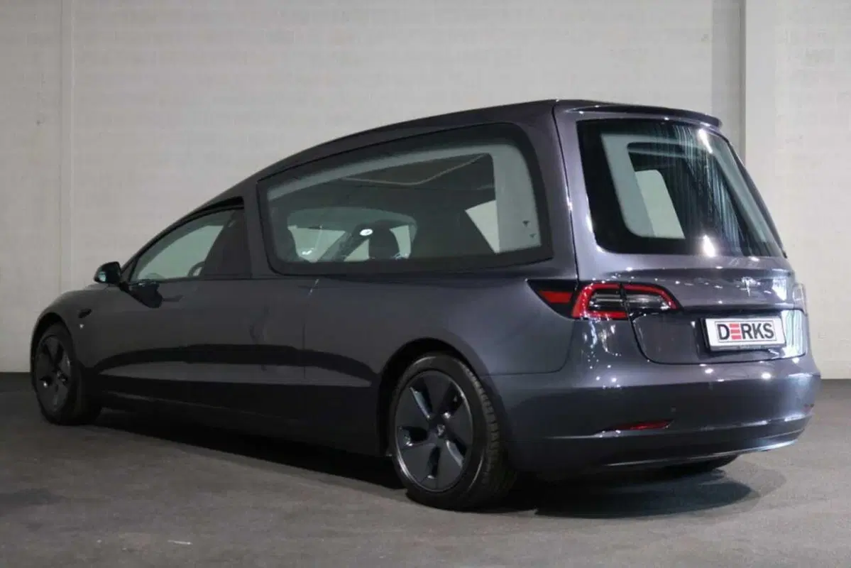 Ultimo viaggio in Tesla: la Model 3 modificata per i funerali (3)
