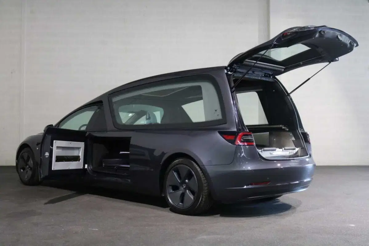 Ultimo viaggio in Tesla: la Model 3 modificata per i funerali (4)