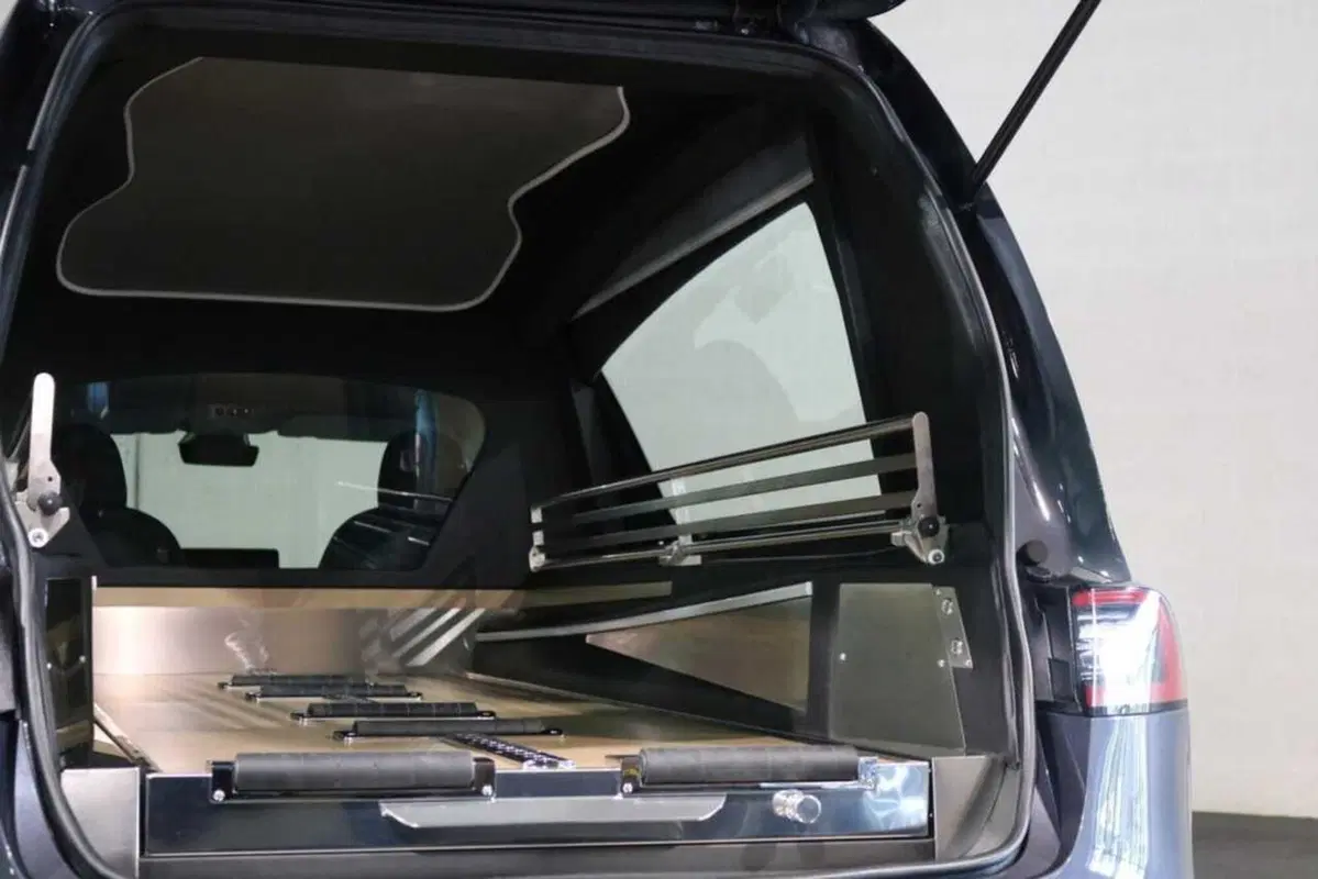 Ultimo viaggio in Tesla: la Model 3 modificata per i funerali (5)