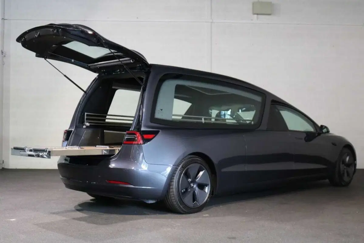 Ultimo viaggio in Tesla: la Model 3 modificata per i funerali (6)