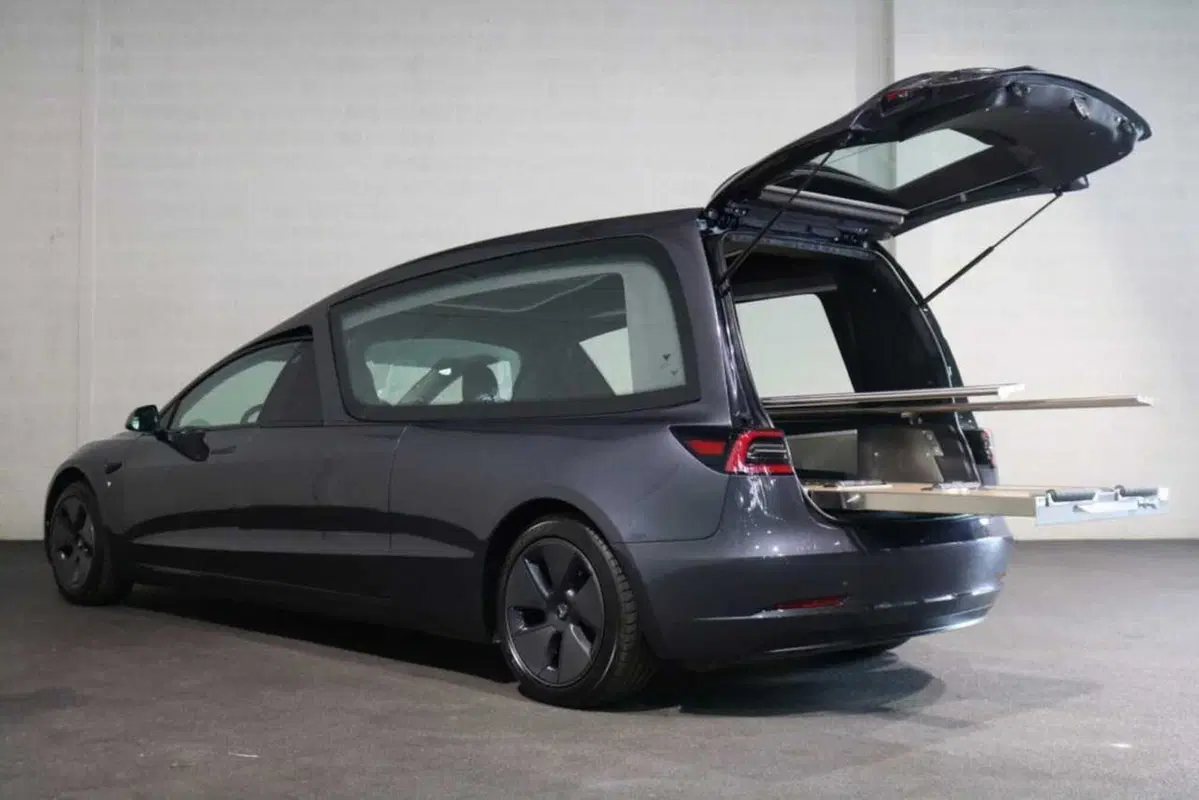 Ultimo viaggio in Tesla: la Model 3 modificata per i funerali (7)