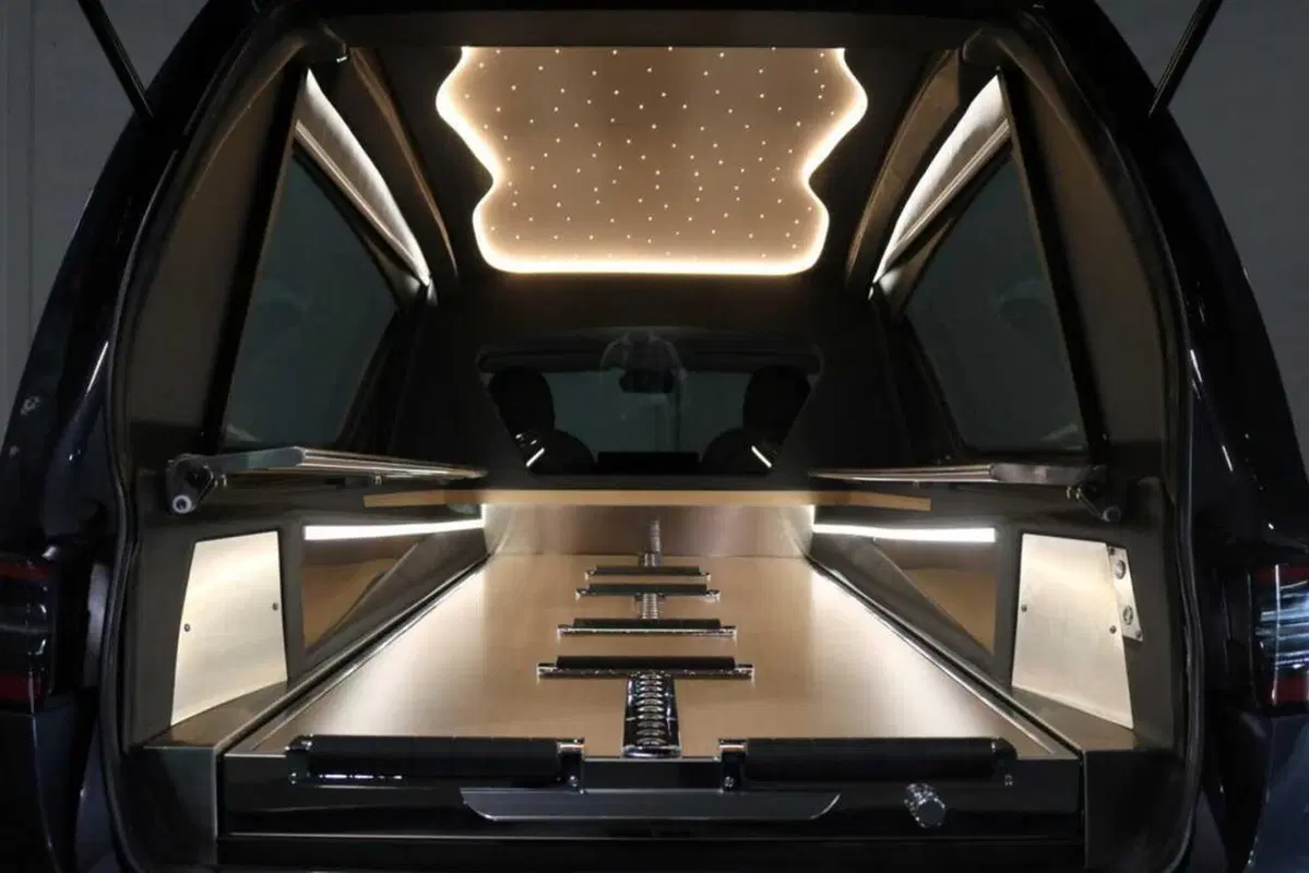 Ultimo viaggio in Tesla: la Model 3 modificata per i funerali (8)
