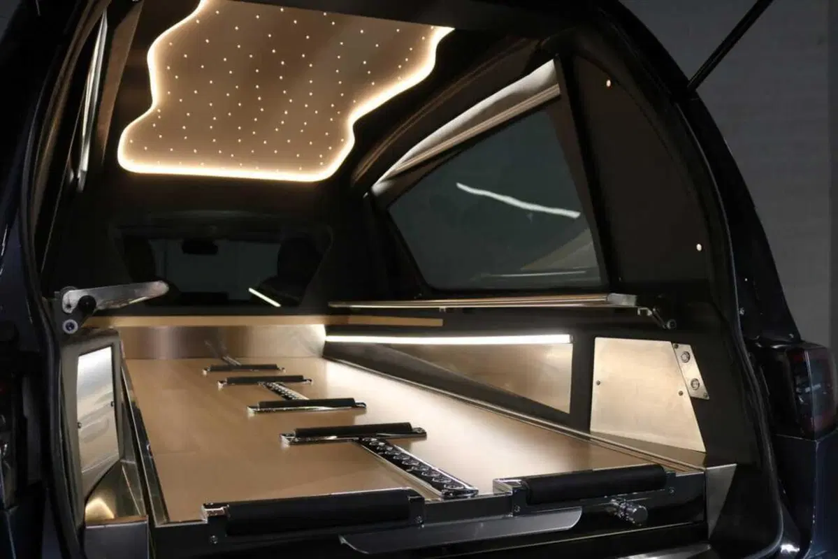 Ultimo viaggio in Tesla: la Model 3 modificata per i funerali (9)