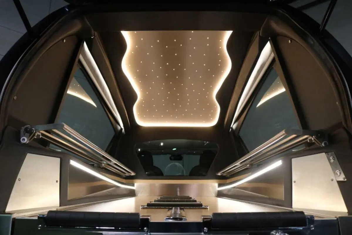 Ultimo viaggio in Tesla: la Model 3 modificata per i funerali (10)