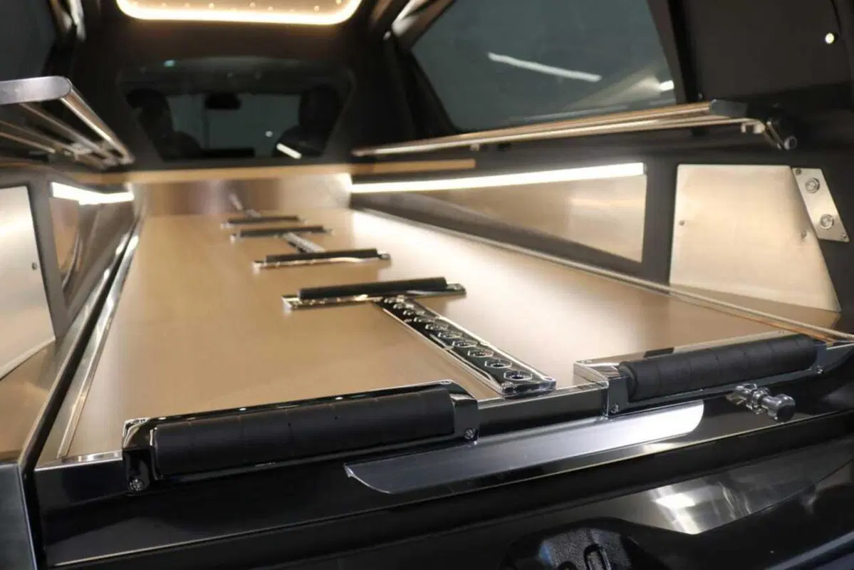 Ultimo viaggio in Tesla: la Model 3 modificata per i funerali (11)