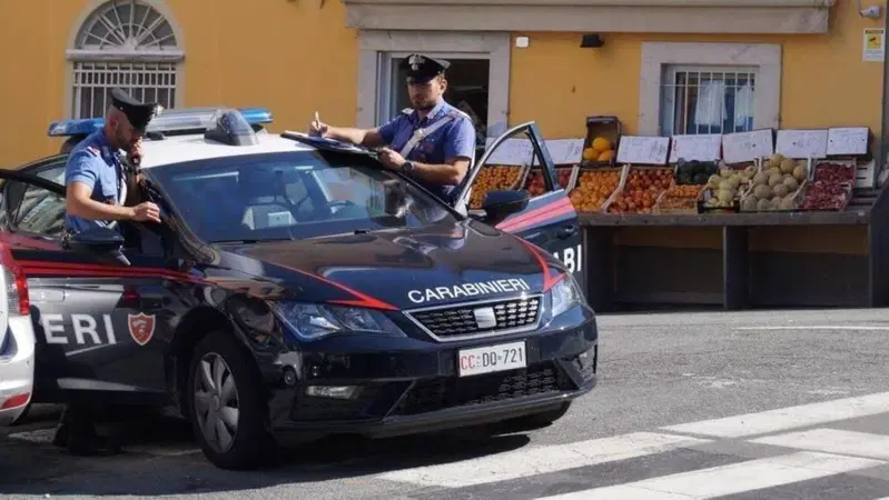 Ladro d'auto maldestro: tenta il furto ma l'auto non &egrave; vuota 