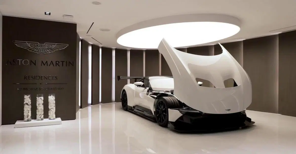 Due a prezzo di uno, in vendita sia l'Aston Martin Vulcan che l'attico da 680mq 