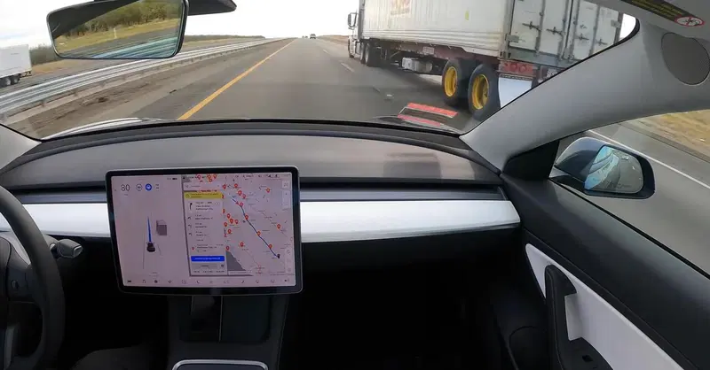 Tesla: vietato chiamarla "Full Self Drive" perch&eacute; non lo &egrave; (e vale per tutti in California)
