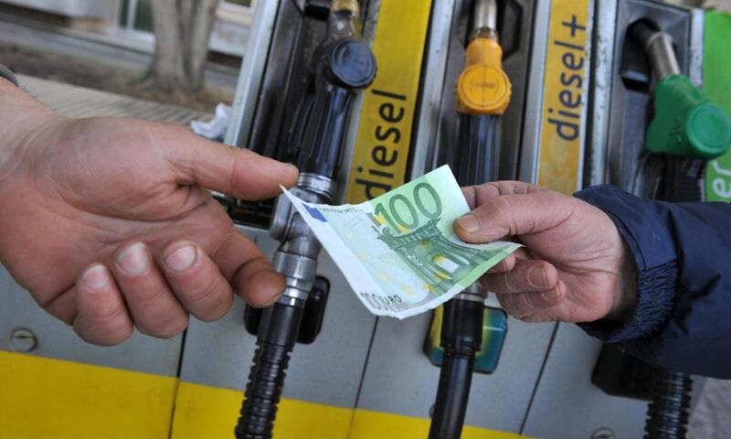 Aumenti benzina e gasolio in arrivo: lo sconto scade il 31 dicembre, tutti a fare il pieno SUBITO! 