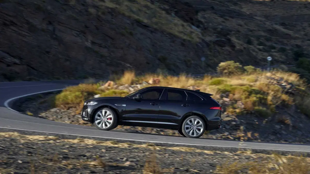 Jaguar F-Pace 3.0d i6 mhev R-Dynamic SE 90th Anniversary Edition awd 300cv auto (7)