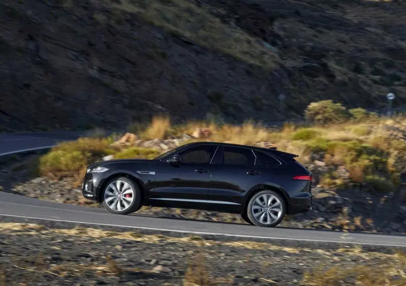 Jaguar F-Pace (7)