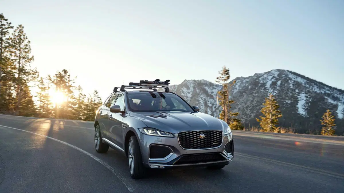 Jaguar F-Pace 3.0d i6 mhev R-Dynamic SE 90th Anniversary Edition awd 300cv auto (2)