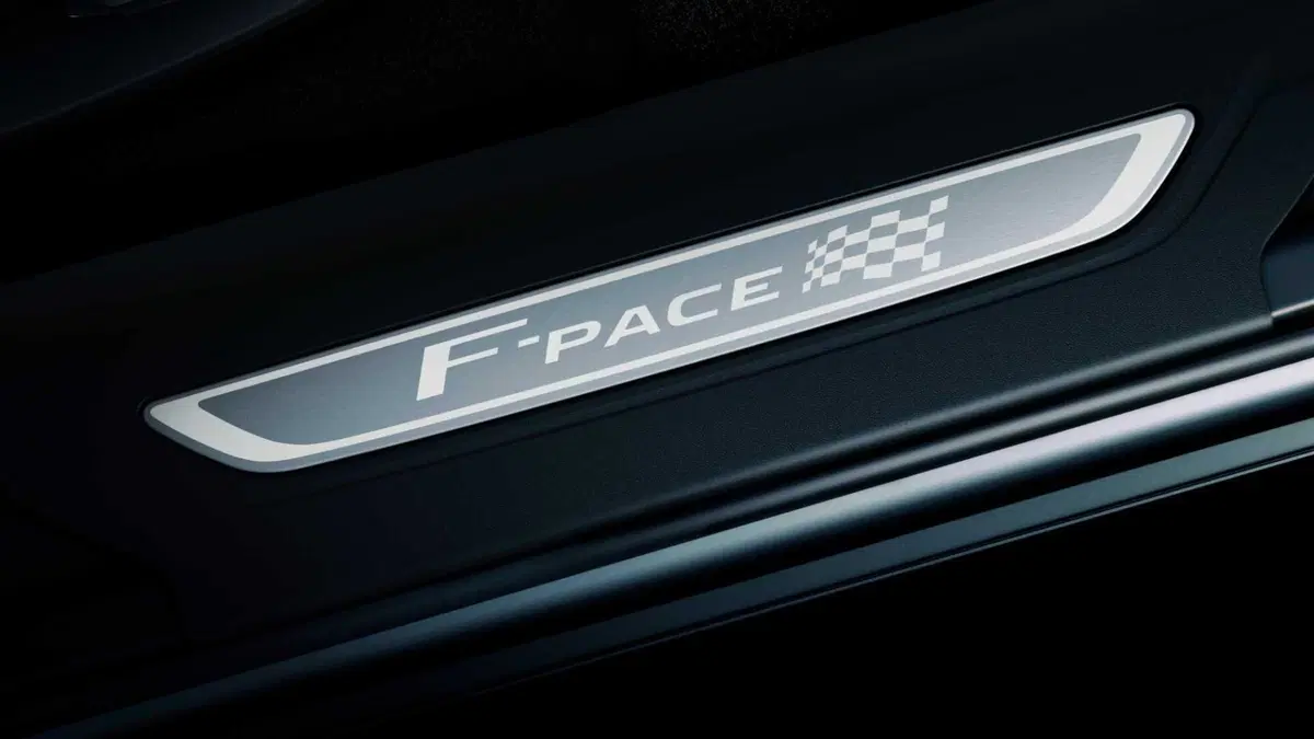 Jaguar F-Pace 3.0d i6 mhev R-Dynamic SE 90th Anniversary Edition awd 300cv auto (30)