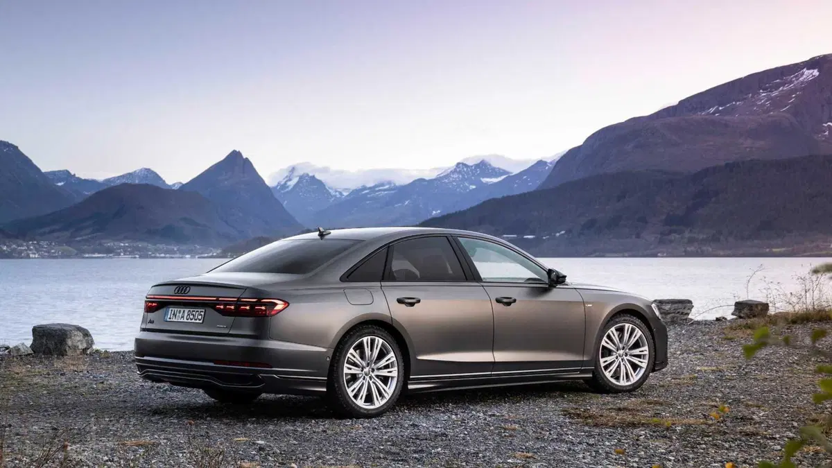 Audi A8 (2017-->>) (9)