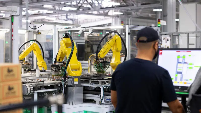 Produzione all'interno della fabbrica Tesla di Fremont