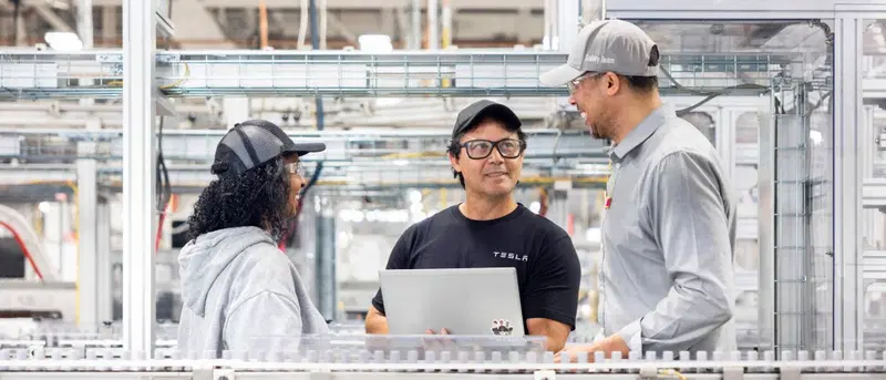 Produzione all'interno della fabbrica Tesla di Fremont