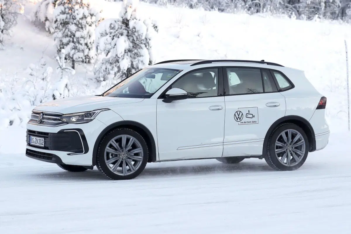 Nuova Volkswagen Tiguan, ecco le foto spia della terza generazione (2)