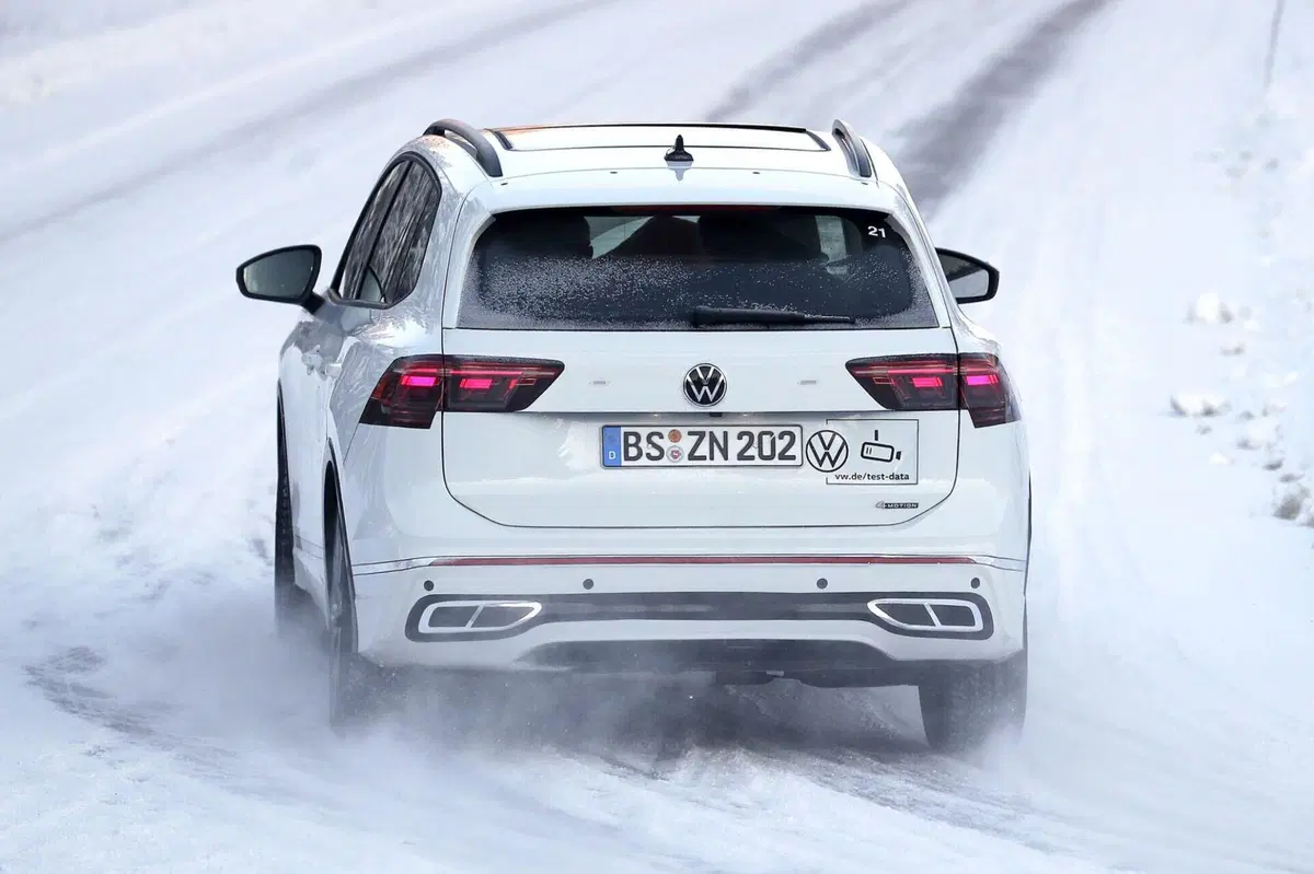 Nuova Volkswagen Tiguan, ecco le foto spia della terza generazione (3)