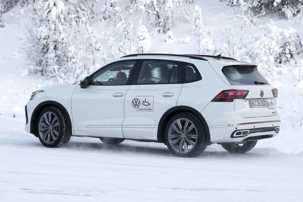 Nuova Volkswagen Tiguan, ecco le foto spia della terza generazione (6)