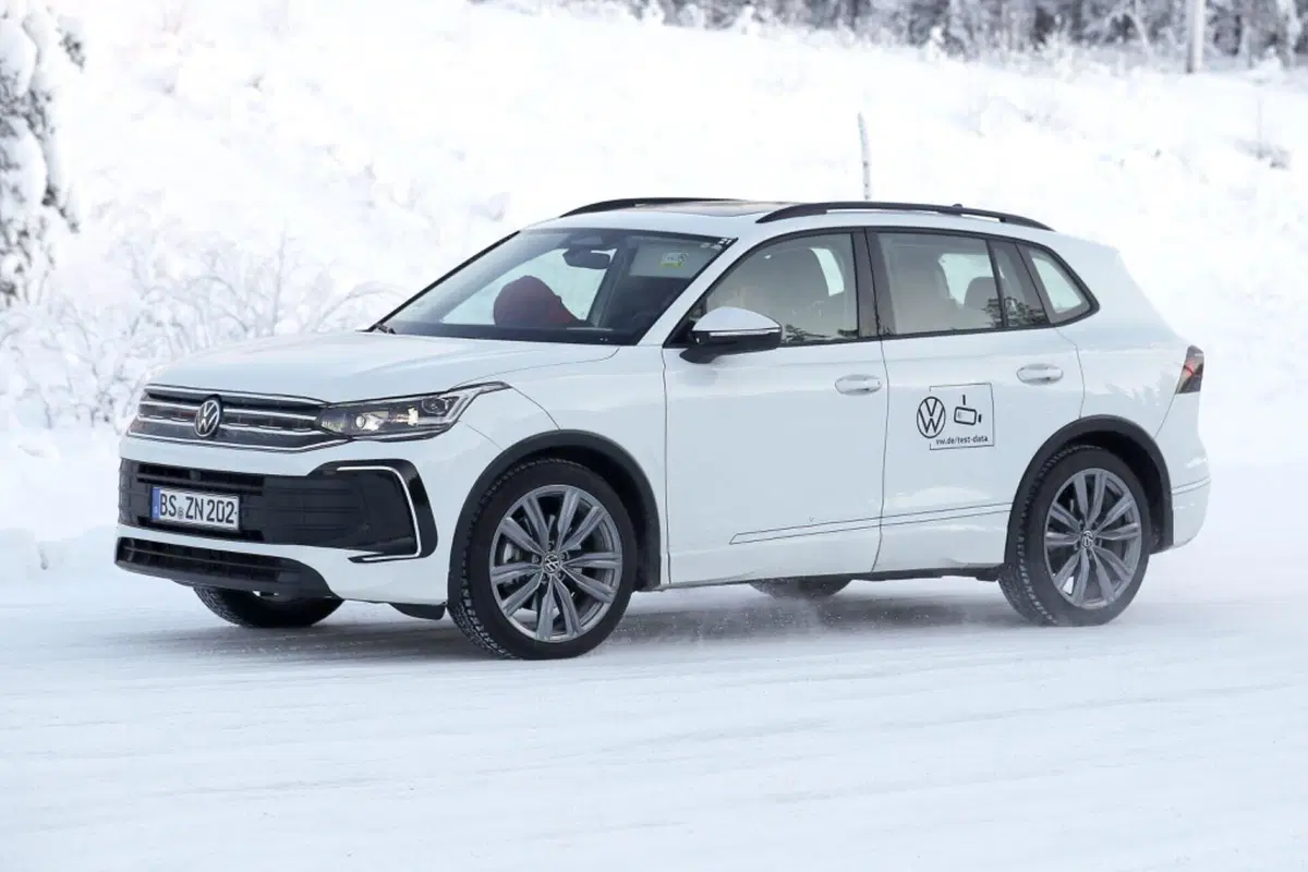 Nuova Volkswagen Tiguan, ecco le foto spia della terza generazione (7)