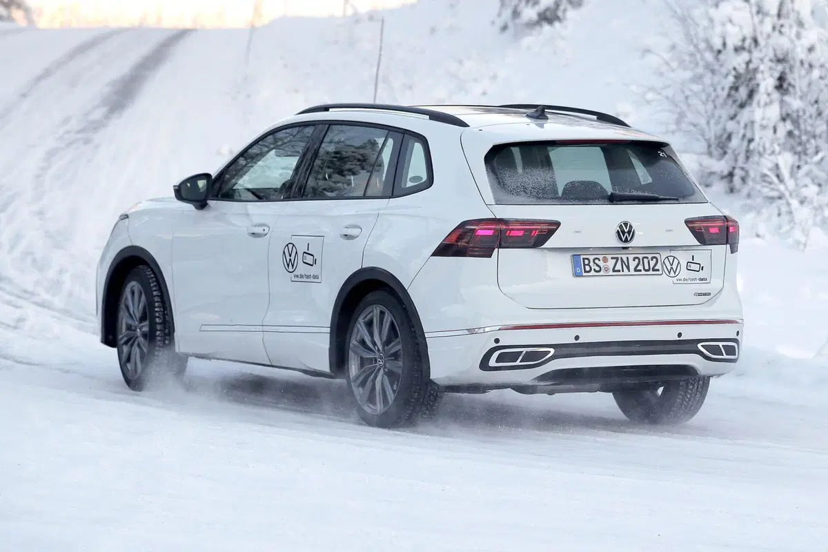Nuova Volkswagen Tiguan, ecco le foto spia della terza generazione (8)