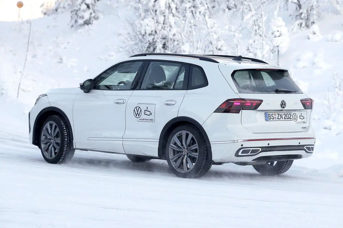 Nuova Volkswagen Tiguan, ecco le foto spia della terza generazione (9)
