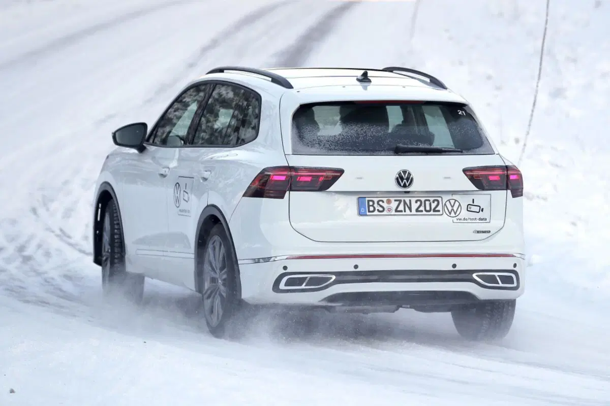 Nuova Volkswagen Tiguan, ecco le foto spia della terza generazione (10)