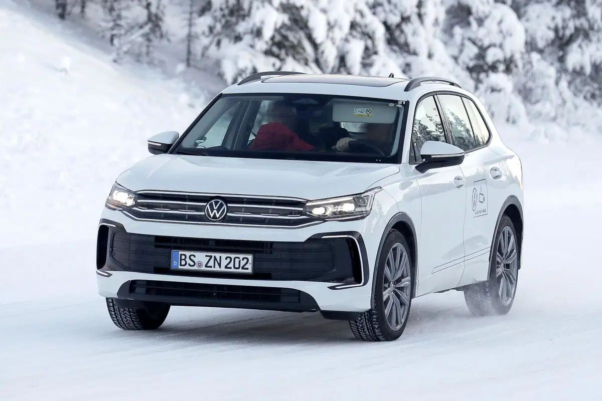 Nuova Volkswagen Tiguan, ecco le foto spia della terza generazione (11)