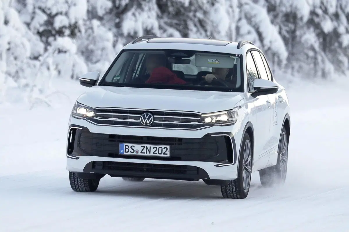 Nuova Volkswagen Tiguan, ecco le foto spia della terza generazione (12)