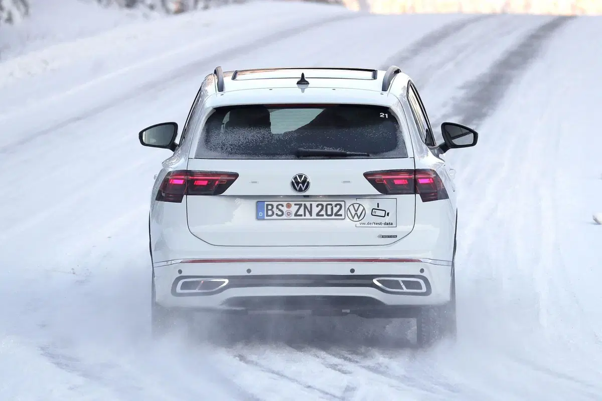 Nuova Volkswagen Tiguan, ecco le foto spia della terza generazione (13)
