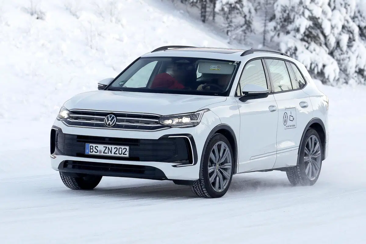 Nuova Volkswagen Tiguan, ecco le foto spia della terza generazione (14)